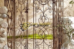 Gartentor-metall-unique-metal-garden-gates-two-wings-wrought-iron-garden-gate-stone-wall-800x800